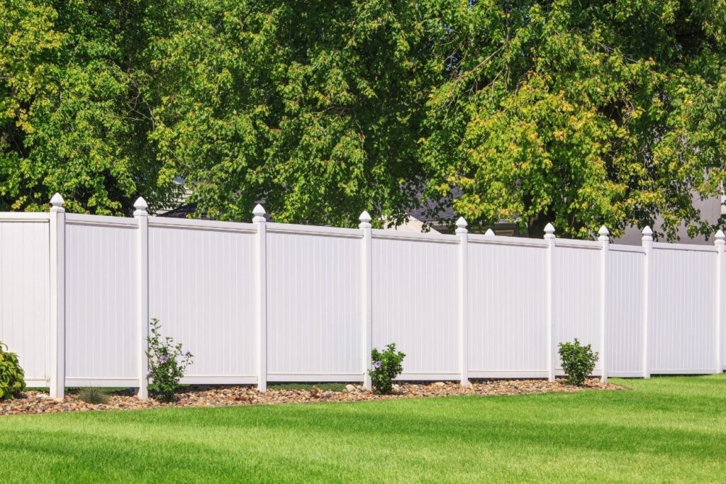 white vinyl fence
